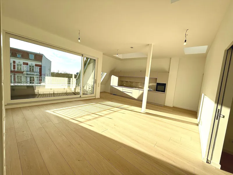 Luxuriöses Penthouse mit Einbauküche + Südbalkon im Herzen von Kreuzberg ! — photo 1